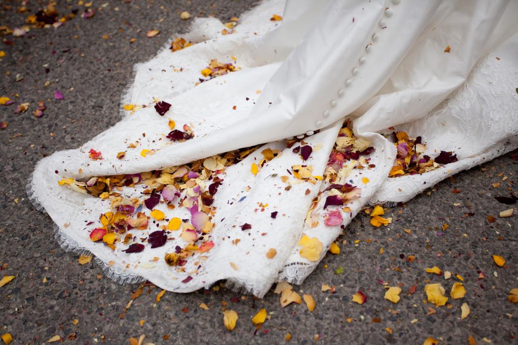 wedding photographer Henry Szwinto shows bride and groom Dried Rose Petals Confetti