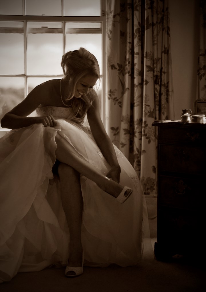 Bride's preparation by wedding photographer Henry Szwinto